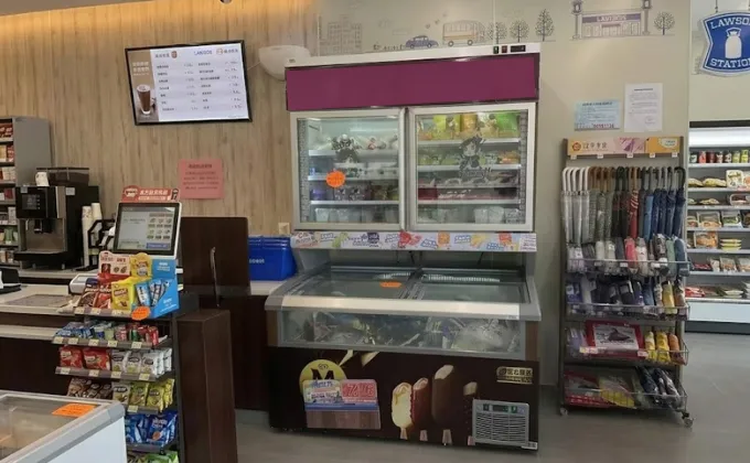 A premium branded ice cream freezer for retail stores, featuring integrated LED lighting and a custom Häagen-Dazs lightbox.